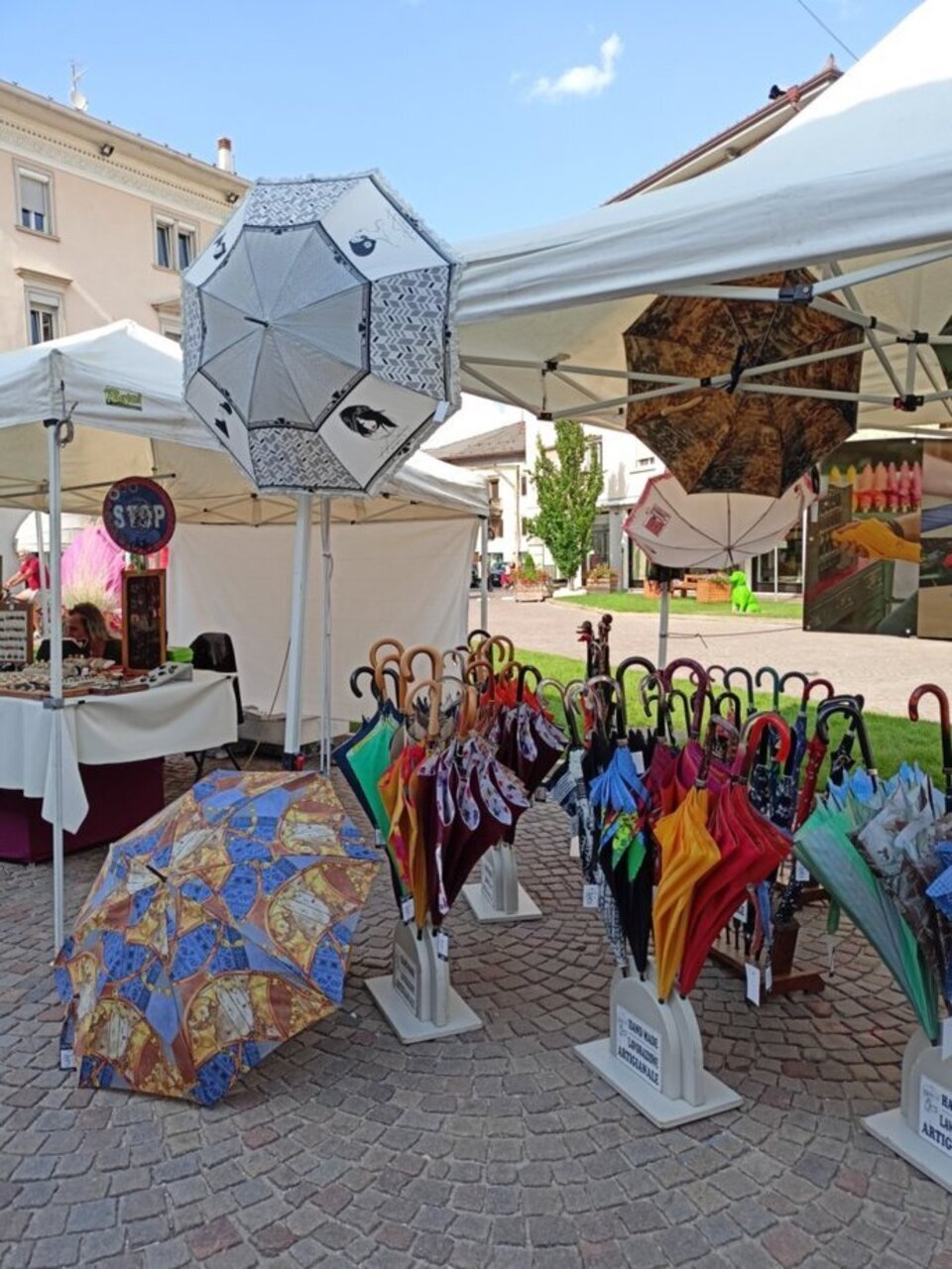 MERCATINO ARTISTI E ARTIGIANI